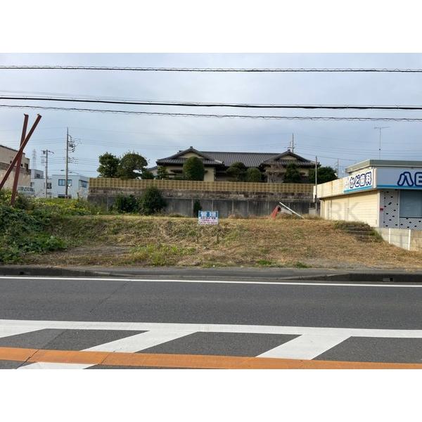 交通量の多い道路に面しており、店舗に最適です！
