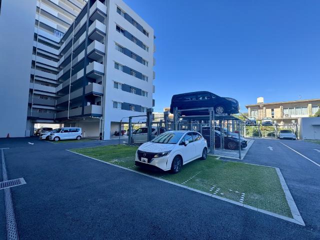 プレサンスロジェ南風原新川ヴォール（808） 駐車場
