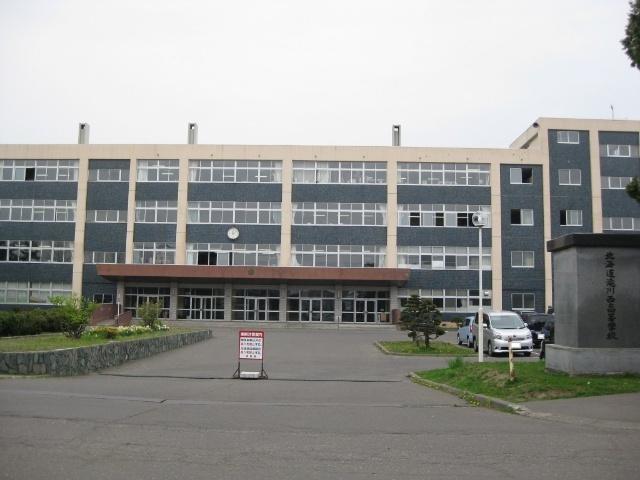 北海道滝川西高校：998m