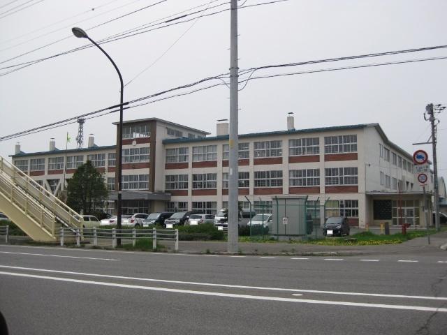 滝川市立滝川第一小学校：912m