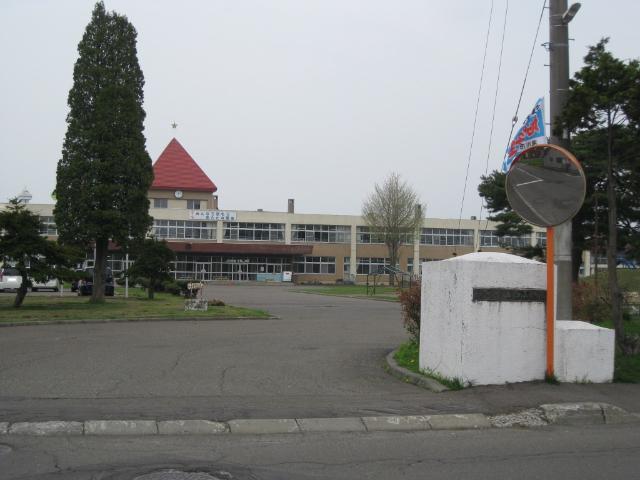 滝川市立西小学校：1081m