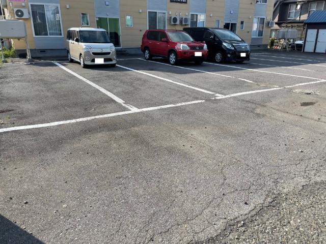 クレセント（203） 駐車場