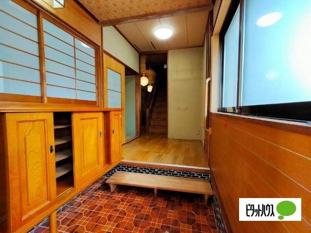日野町ガレージ付き戸建て 玄関