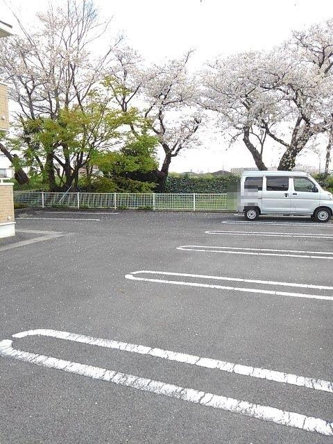 レバンテ・二番舘（202） 駐車場