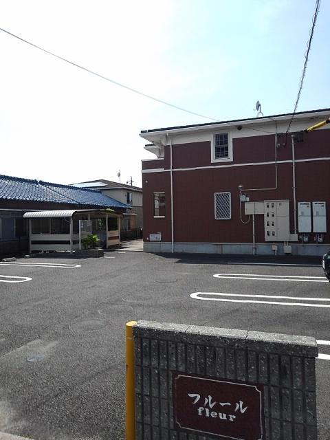 フルール（203） 駐車場