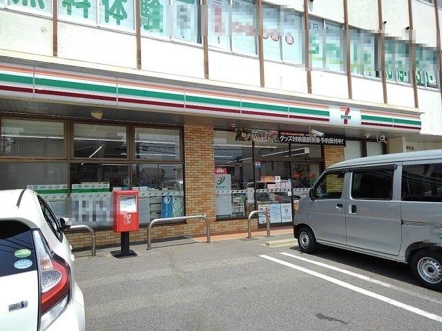 セブンイレブン：700m