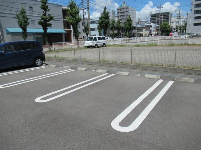 レジデンス朝日町　A棟（301） 駐車場