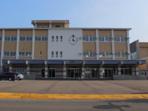 坂井中学校：900m