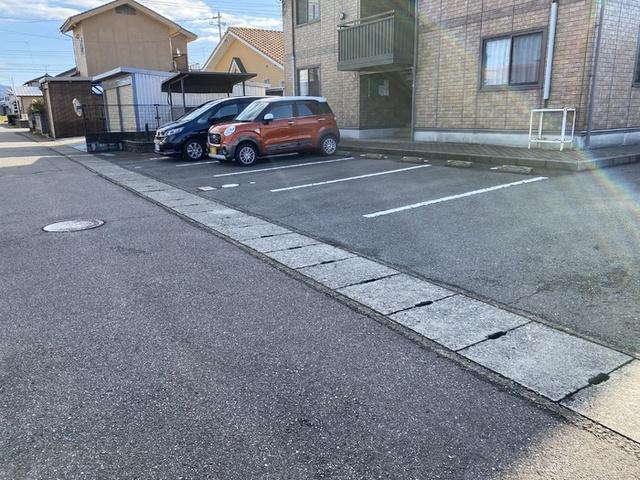 カルナ みたか（201） 駐車場