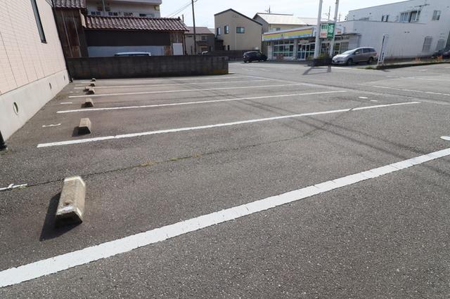 クレセール今江（201） 駐車場