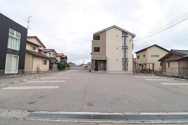 プレジデンス沖町（303） 駐車場