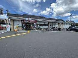 セブンイレブン西京極運動公園店：69m