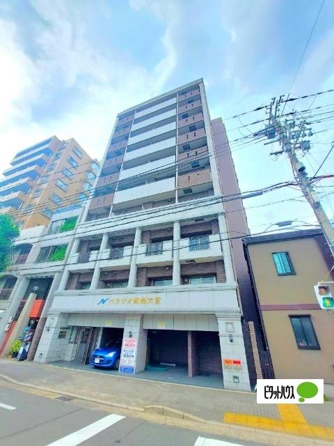 四条通沿い立地の11階立てマンションです