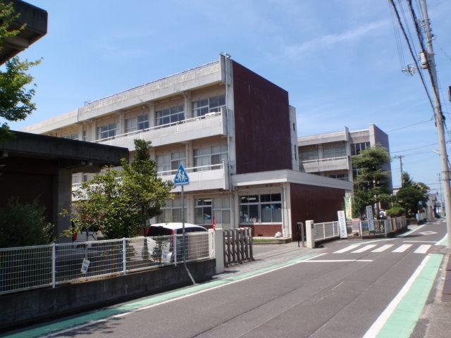 丸亀市立垂水小学校：700m