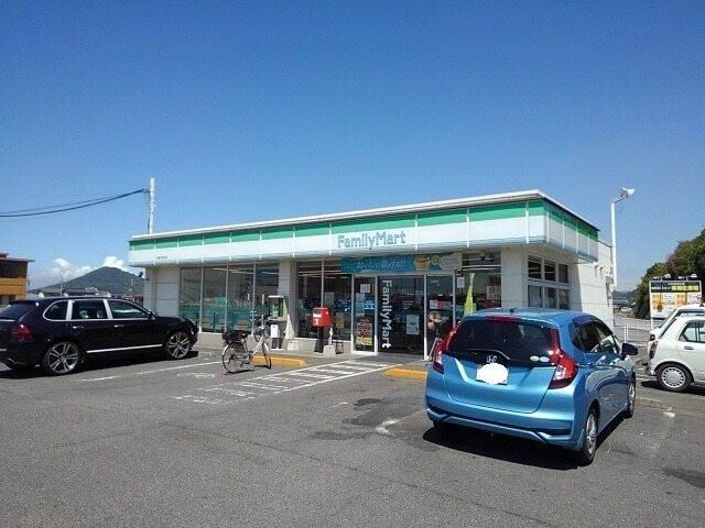 ファミリーマート丸亀川西北店：1000m