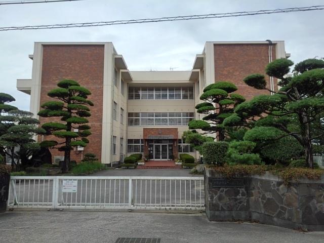 観音寺市立一ノ谷小学校：900m