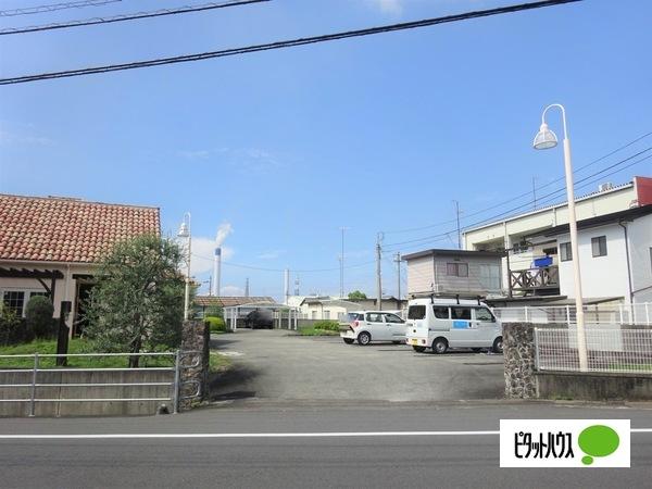 手前は店舗部分（別売）本物件は店舗の奧です。