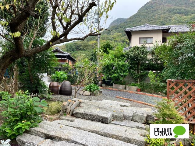 手入の行き届いた季節の花々が楽しめます。