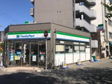 ファミリーマート阪急中津駅前店：124m