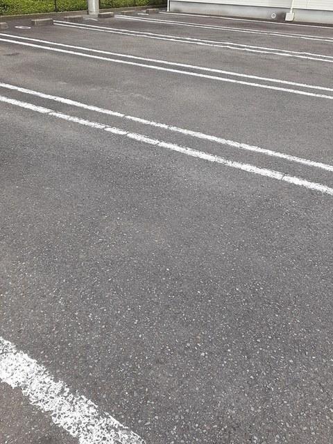 ホワイトリバー　Ａ（203） 駐車場