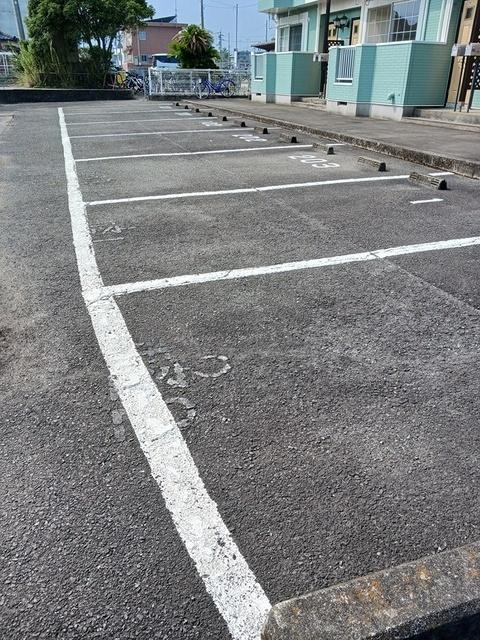 シャンゼリゼ弐番館（202） 駐車場