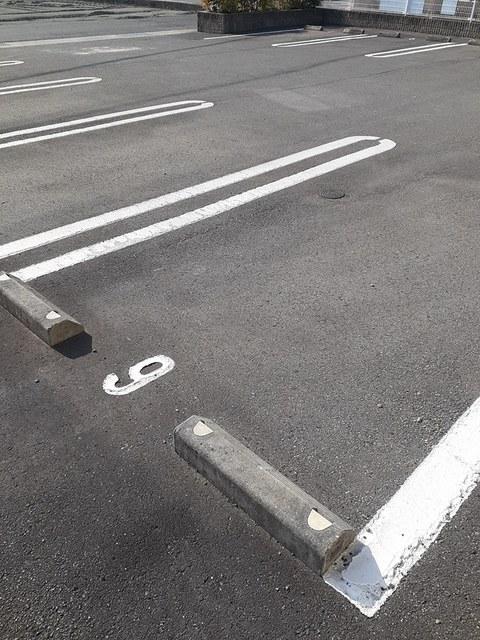 アン・ファミーユ（201） 駐車場