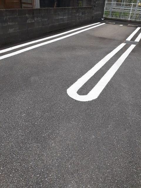 パピヨン（103） 駐車場