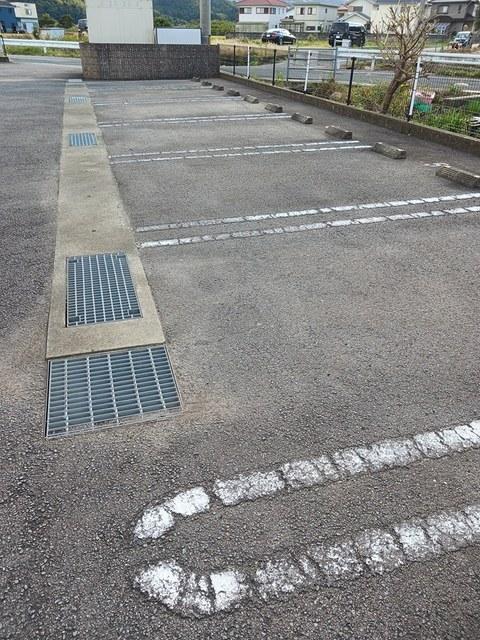 セレブリティ　Ｄ（108） 駐車場