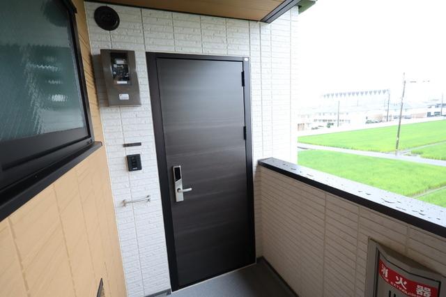 エグレットテラスⅡ（303） 玄関