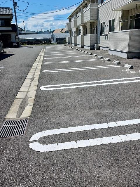 グラチチュードⅣ（105） 駐車場