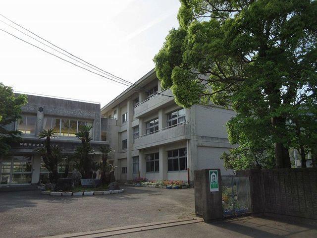 津乃峰小学校：900m