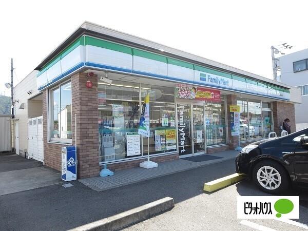 ファミリーマート中前川町店：849m