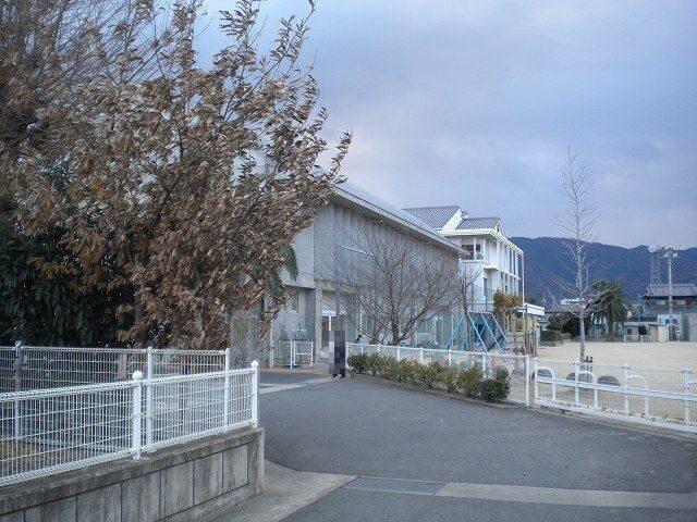 鴨島小学校：1300m