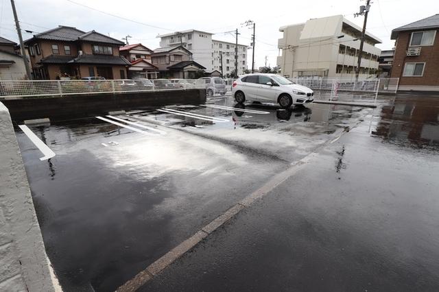 シャルマン上吉野（102） 駐車場