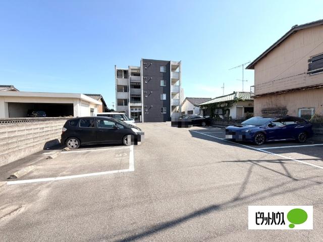 B．B（ビードットビー）（102） 駐車場