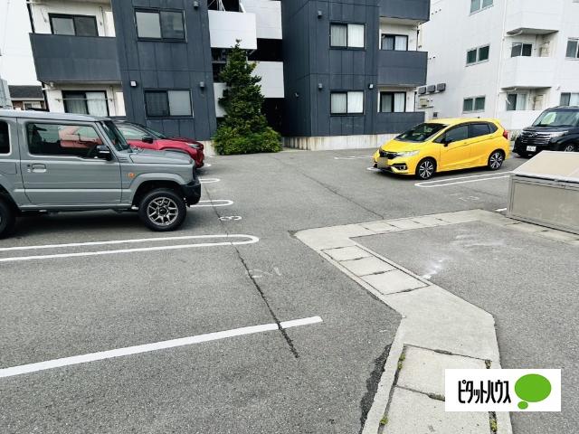 ピース・レジーナ（301） 駐車場