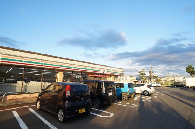 セブンイレブン福井学園2丁目店：564m