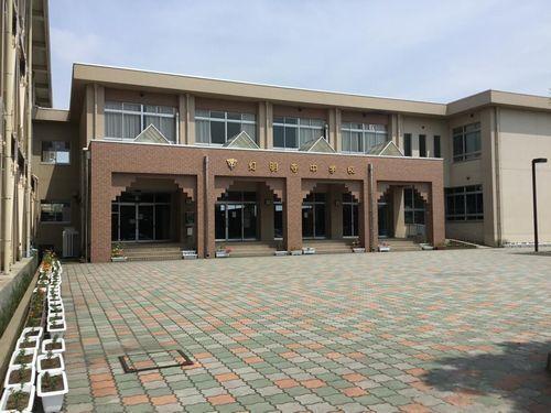 灯明寺中学校：140m