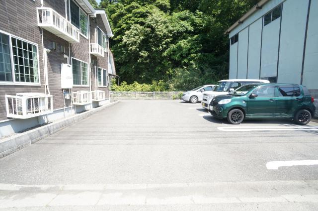 セシル（102） 駐車場