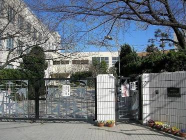 西山小学校：700m