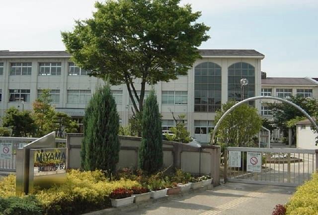 美山小学校：1700m