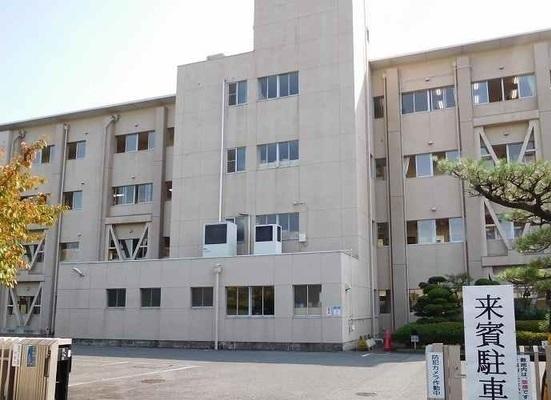 富士松南小学校：950m