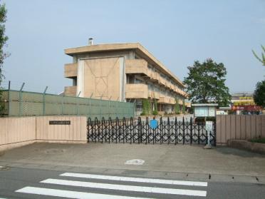 小山市立小山城北小学校：946m