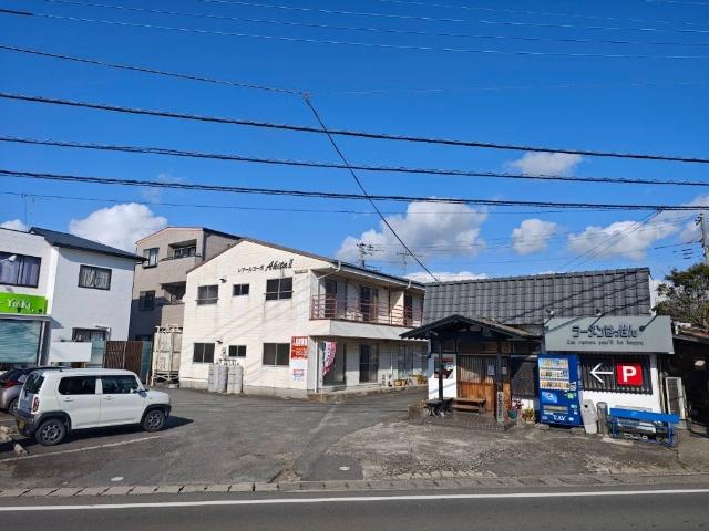 車通りの多い道路に面しています