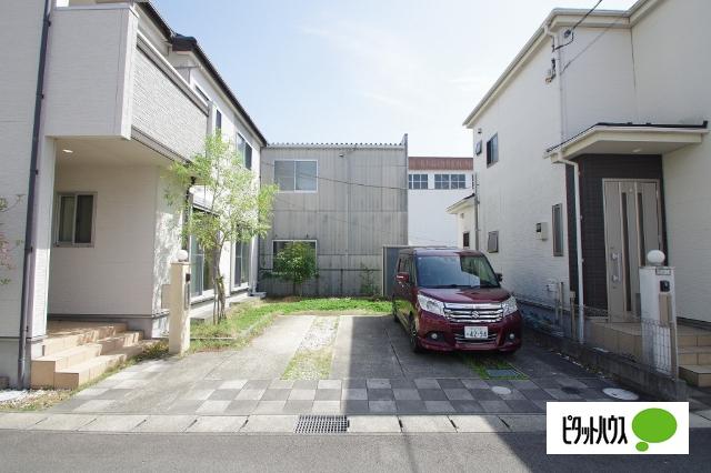 並列２台駐車可能で車の出し入れが楽に行えます