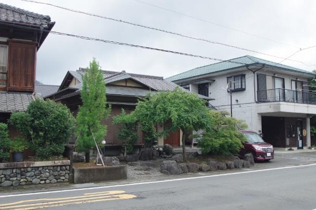 駐車場は現況で大きな車でも停められる２台分です