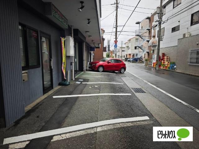 沼津市柳町　一棟売りマンション　第二セダーマンション 前面道路含む現地写真
