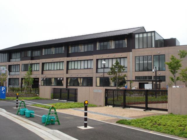 緑ヶ丘小学校：300m
