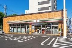 セブンイレブン札幌南平岸店：749m