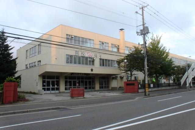 札幌市立新琴似小学校：113m